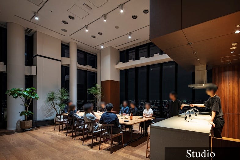 【横浜駅3分】レセプションパーティーやセミナーの開催、撮影会に適した7.5mの天井高と、ガラス張りの眺望を活かしたキッチン付きスペース