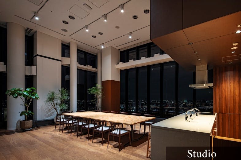 【横浜駅3分】レセプションパーティーやセミナーの開催、撮影会に適した7.5mの天井高と、ガラス張りの眺望を活かしたキッチン付きスペース