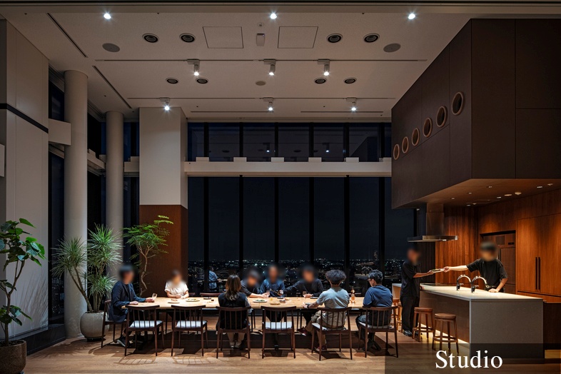 【横浜駅3分】レセプションパーティーやセミナーの開催、撮影会に適した7.5mの天井高と、ガラス張りの眺望を活かしたキッチン付きスペースの画像9