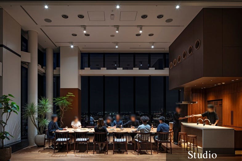 【横浜駅3分】レセプションパーティーやセミナーの開催、撮影会に適した7.5mの天井高と、ガラス張りの眺望を活かしたキッチン付きスペース