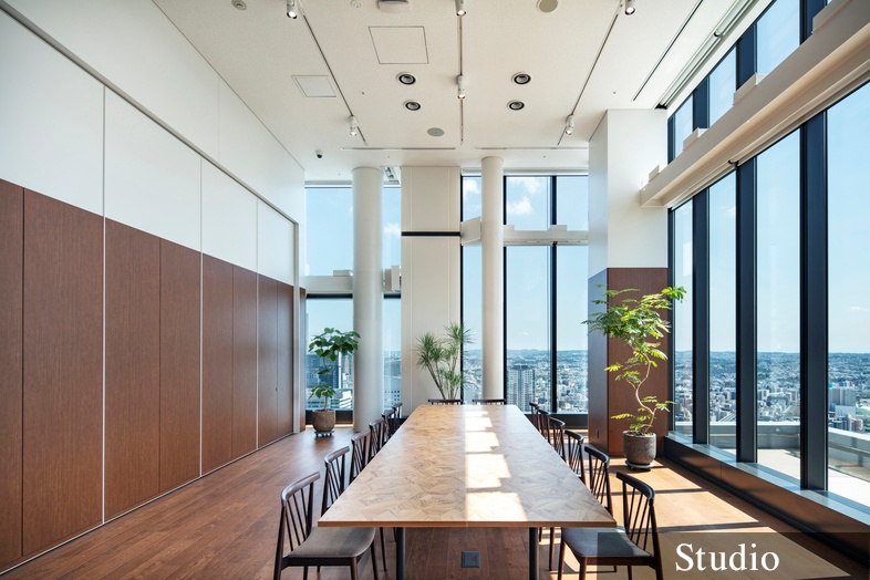 【横浜駅3分】レセプションパーティーやセミナーの開催、撮影会に適した7.5mの天井高と、ガラス張りの眺望を活かしたキッチン付きスペースの画像6