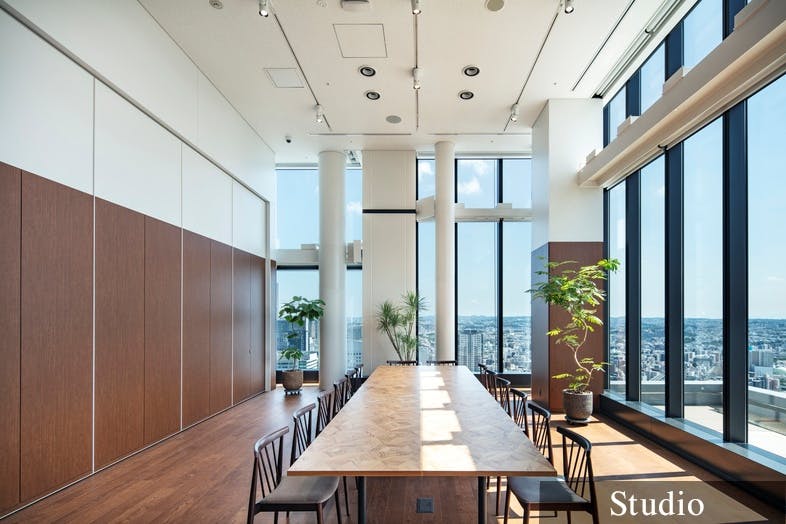 【横浜駅3分】レセプションパーティーやセミナーの開催、撮影会に適した7.5mの天井高と、ガラス張りの眺望を活かしたキッチン付きスペース