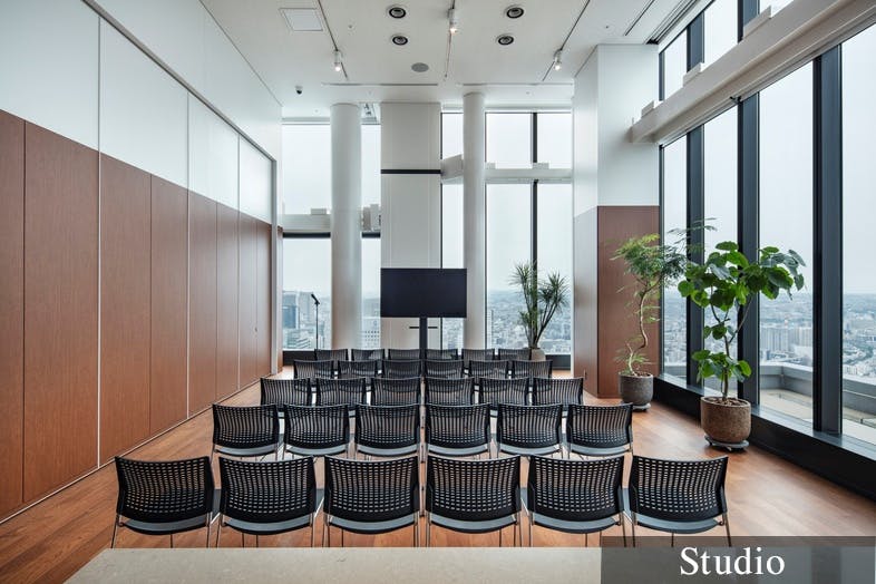 【横浜駅3分】レセプションパーティーやセミナーの開催、撮影会に適した7.5mの天井高と、ガラス張りの眺望を活かしたキッチン付きスペース