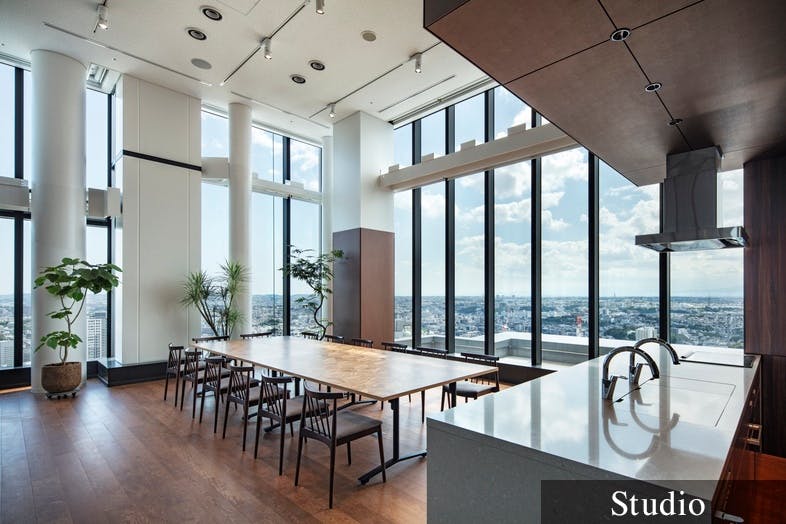 【横浜駅3分】レセプションパーティーやセミナーの開催、撮影会に適した7.5mの天井高と、ガラス張りの眺望を活かしたキッチン付きスペース