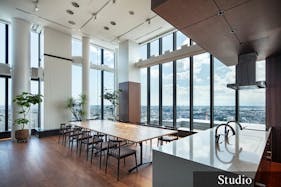 【横浜駅3分】レセプションパーティーやセミナーの開催、撮影会に適した7.5mの天井高と、ガラス張りの眺望を活かしたキッチン付きスペース