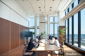 【横浜駅3分】レセプションパーティーやセミナーの開催、撮影会に適した7.5mの天井高と、ガラス張りの眺望を活かしたキッチン付きスペース