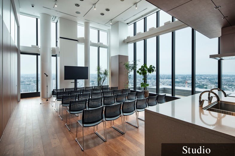 【横浜駅3分】レセプションパーティーやセミナーの開催、撮影会に適した7.5mの天井高と、ガラス張りの眺望を活かしたキッチン付きスペース