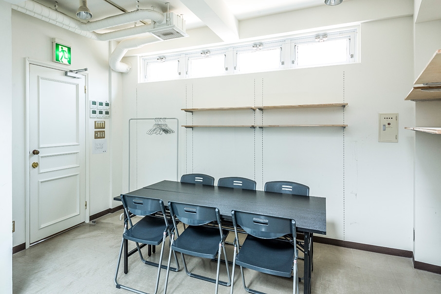 2F奥にはスタッフ専用のバックヤードもございます。