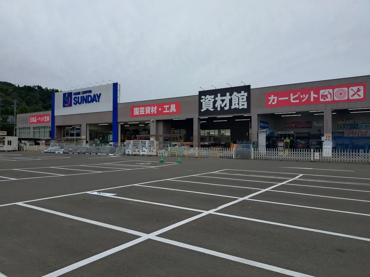 【サンデー愛子店】屋外駐車場 キッチンカーの出店に最適なホームセンター内駐車場の屋外イベントスペース