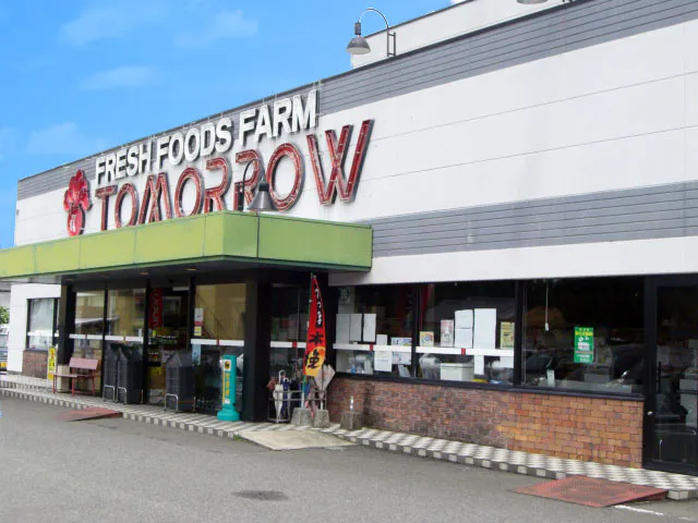 【トゥモロウ高尾野店 (スーパーよしだ)】キッチンカーや販促プロモーション等のイベントに適した入り口横の軒先スペース