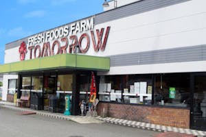 【トゥモロウ高尾野店 (スーパーよしだ)】キッチンカーや販促プロモーション等のイベントに適した入り口横の軒先スペース