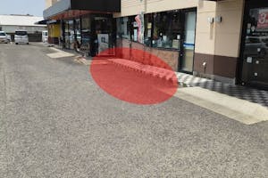 【トゥモロウ高尾野店 (スーパーよしだ)】キッチンカーや販促プロモーション等のイベントに適した入り口横の軒先スペース