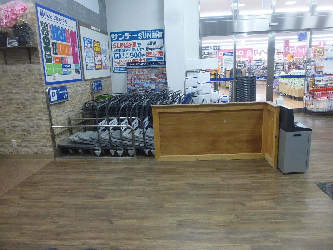 【サンデー河北谷地店】風除室　食物販やプロモーション等の出店に最適なホームセンター店内のイベントスペースの画像