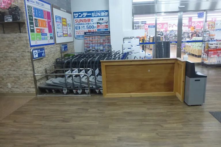 【サンデー河北谷地店】風除室 食物販やプロモーション等の出店に最適なホームセンター店内のイベントスペースの画像1
