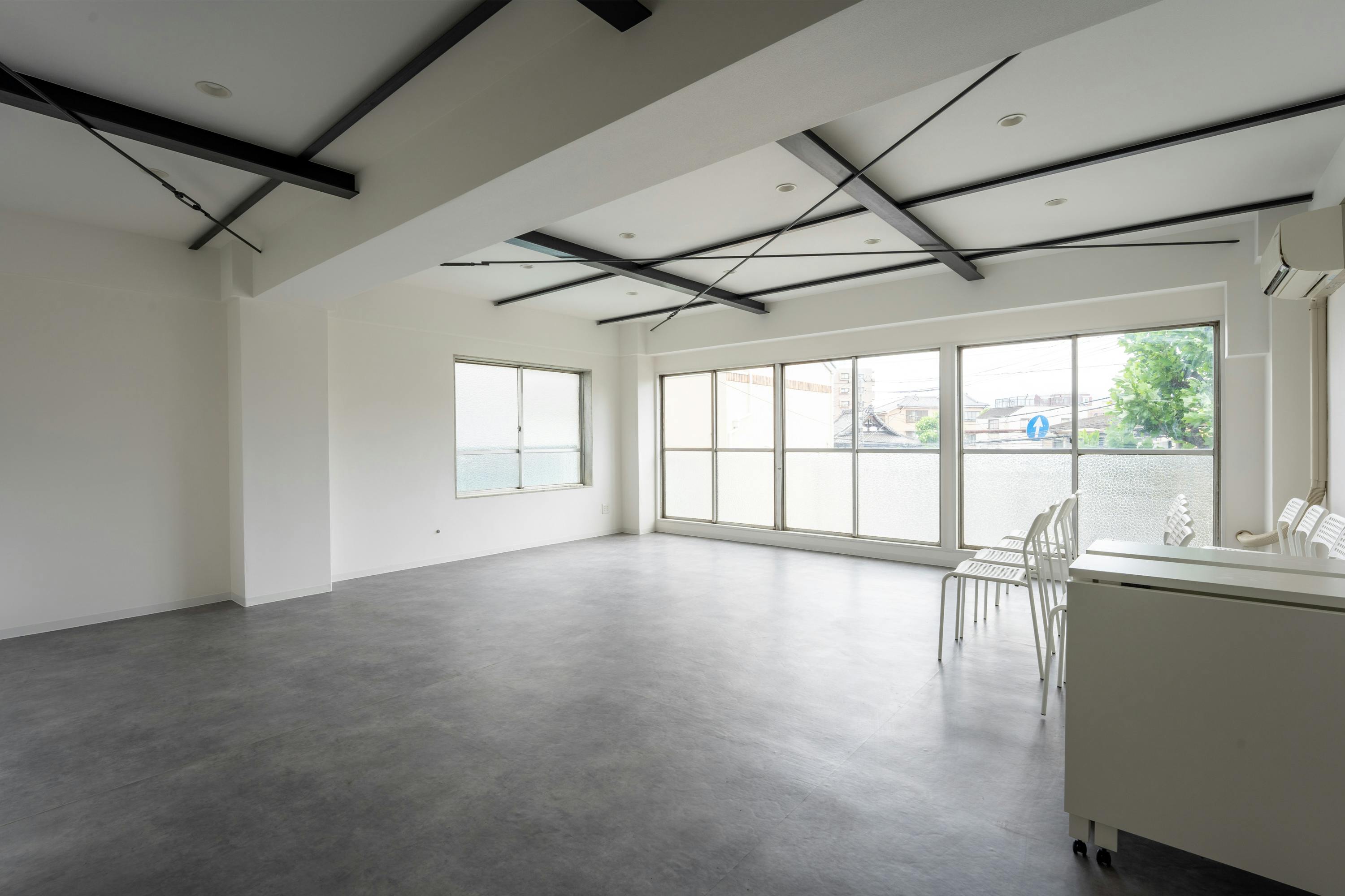 【鶴見市場駅8分】ワークショップや撮影会に適した白を基調とした清潔感のあるレンタルスペース