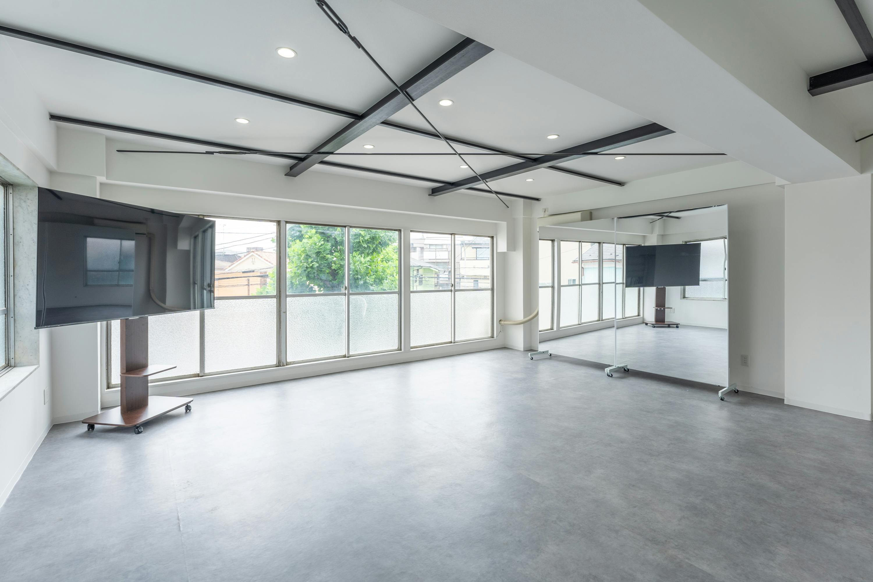 【鶴見市場駅8分】ワークショップや撮影会に適した白を基調とした清潔感のあるレンタルスペース