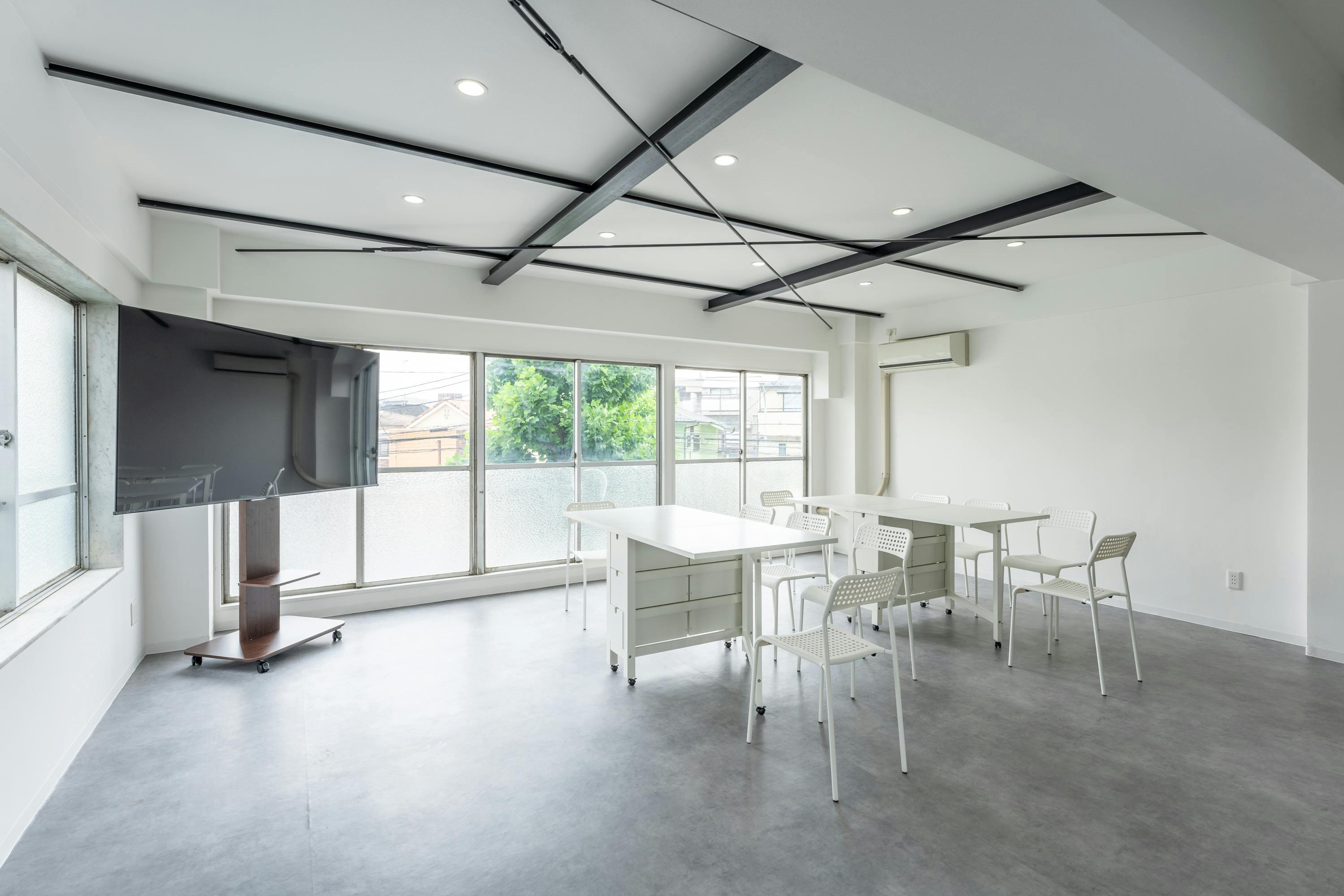 【鶴見市場駅8分】ワークショップや撮影会に適した白を基調とした清潔感のあるレンタルスペース