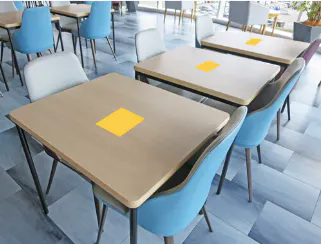 【イオンモール高知】モール内広告 フードコートテーブルシールの画像