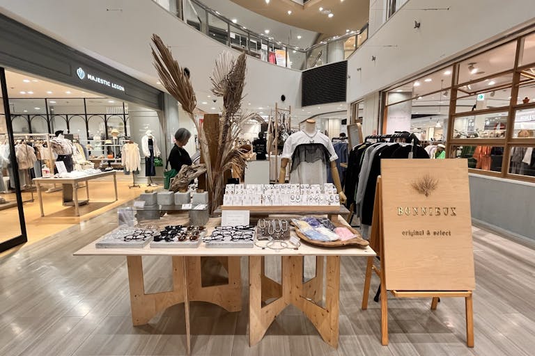 【アミュプラザ鹿児島】ファッション関係の雑貨やコスメ、アパレル商品の物販催事に適したコンパクトなイベントスペース(2F中央駅側エスカレーター近く)の画像1