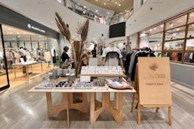 【アミュプラザ鹿児島】ファッション関係の雑貨やコスメ、アパレル商品の物販催事に適したコンパクトなイベントスペース(2F中央駅側エスカレーター近く)