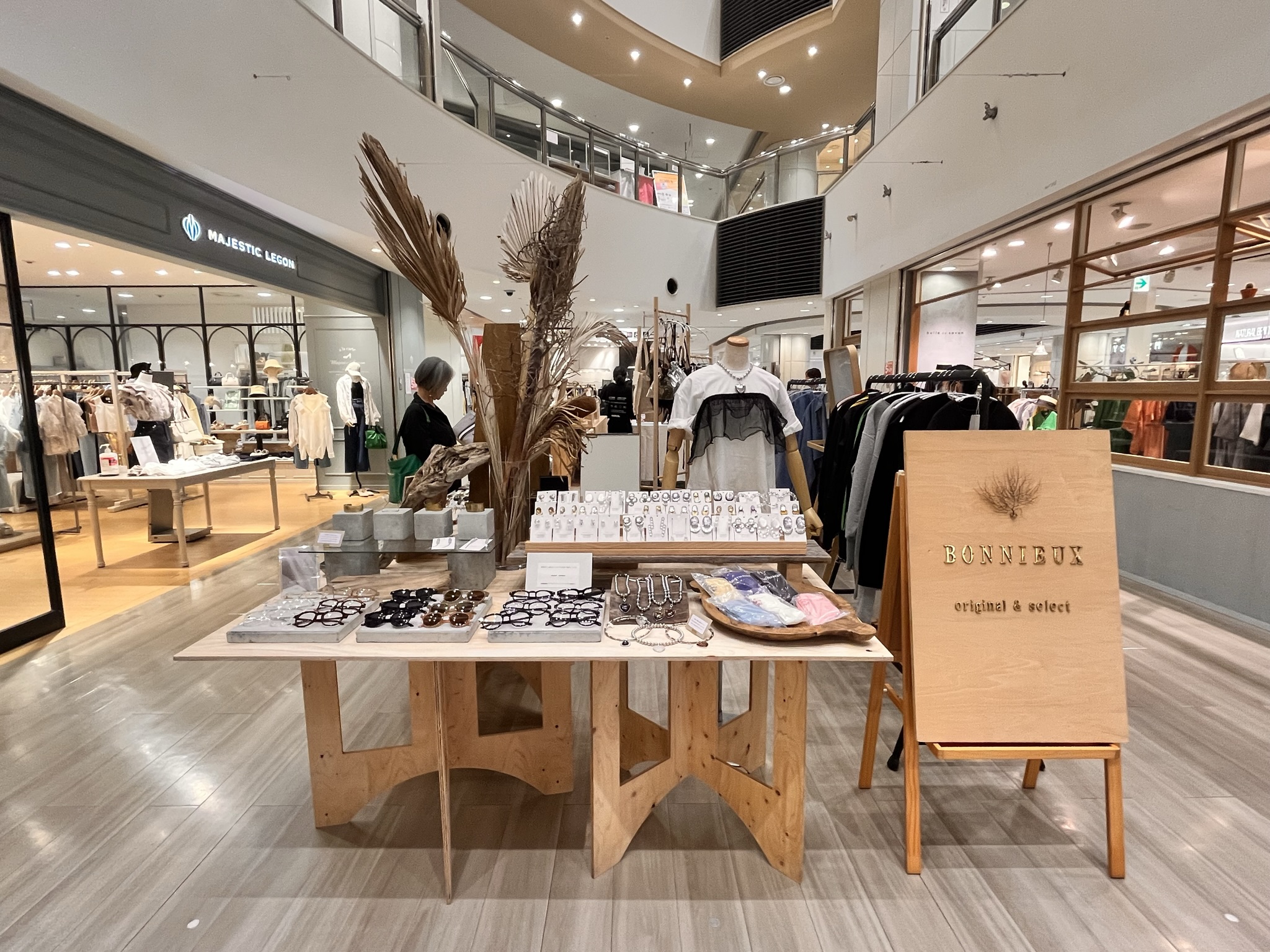 【アミュプラザ鹿児島】ファッション関係の雑貨やコスメ、アパレル商品の物販催事に適したコンパクトなイベントスペース（2F中央駅側エスカレーター近く）