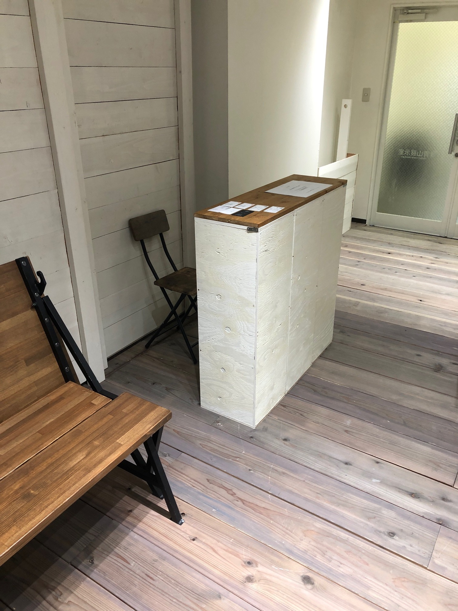 棚が受付台としても使用可能です。