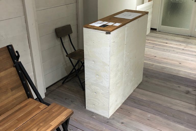 棚が受付台としても使用可能です。