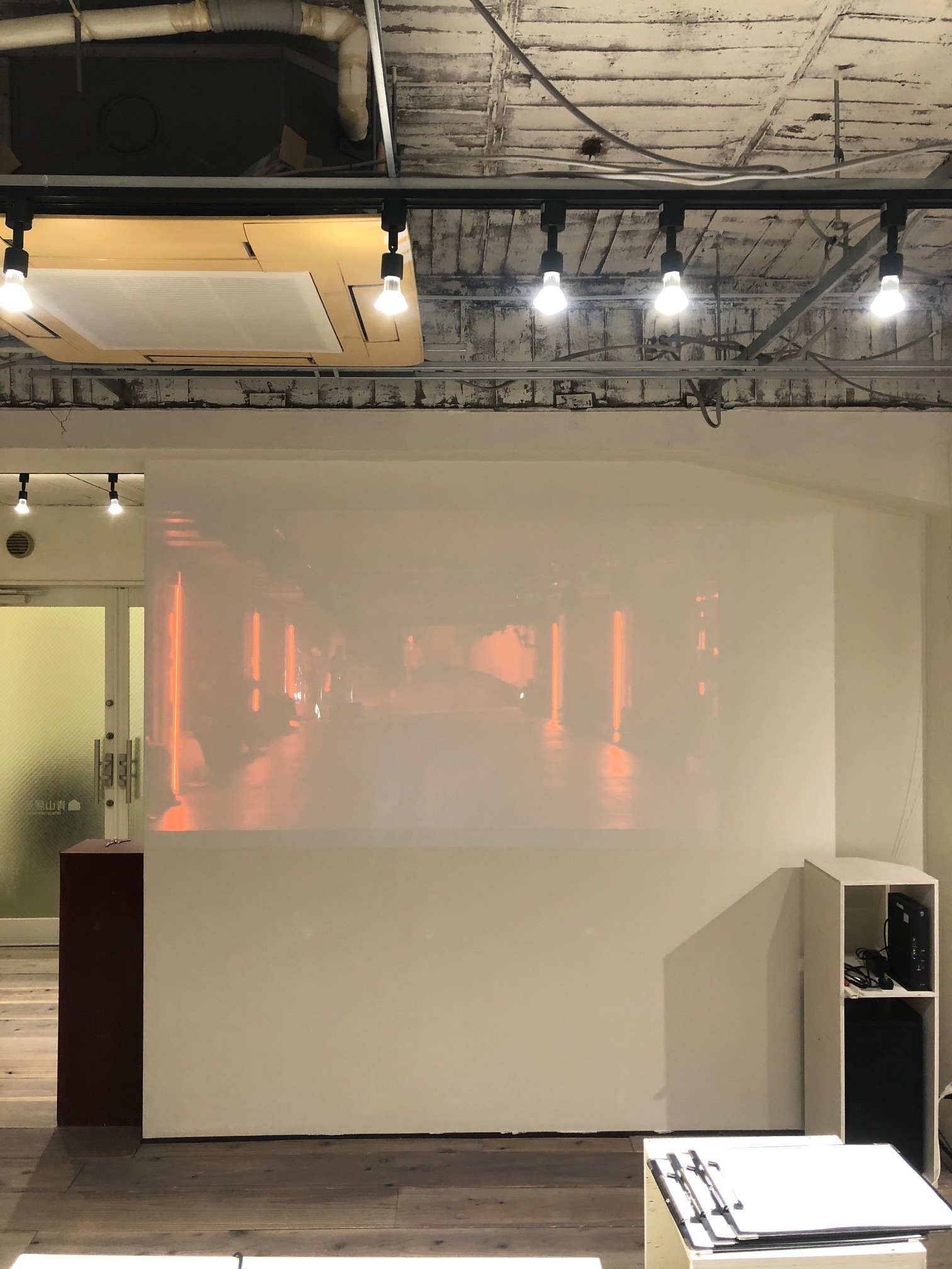 壁全体が白ですので、プロジェクターで展示会の演出も可能です。