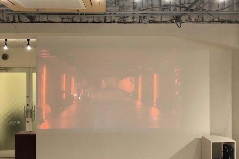 壁全体が白ですので、プロジェクターで展示会の演出も可能です。