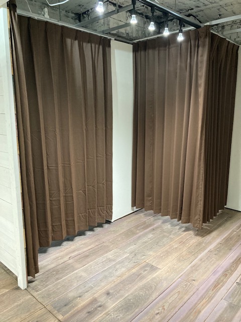 簡易更衣室が２ヶ所設置可能です（閉）