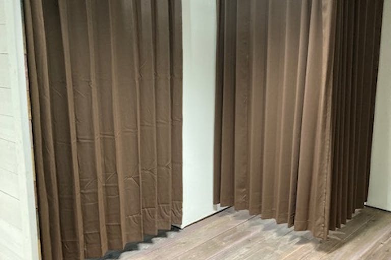 簡易更衣室が2ヶ所設置可能です(閉)