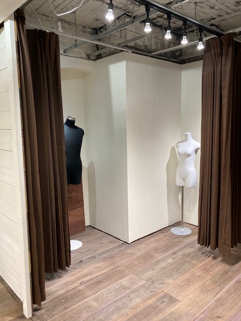 簡易更衣室が２ヶ所設置可能です（開）