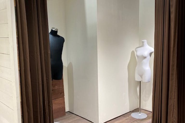 簡易更衣室が2ヶ所設置可能です(開)