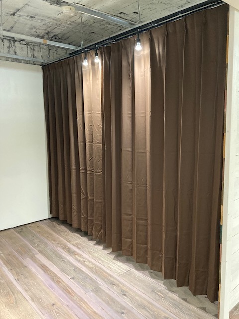 展示室奥の部分をバックヤードにできます（閉）