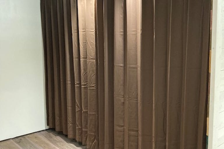 展示室奥の部分をバックヤードにできます(閉)