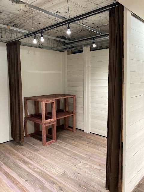 展示室の奥の部分をバックヤードにできます（開）