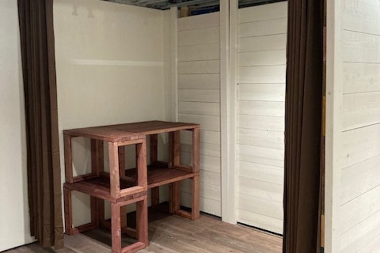 展示室の奥の部分をバックヤードにできます(開)