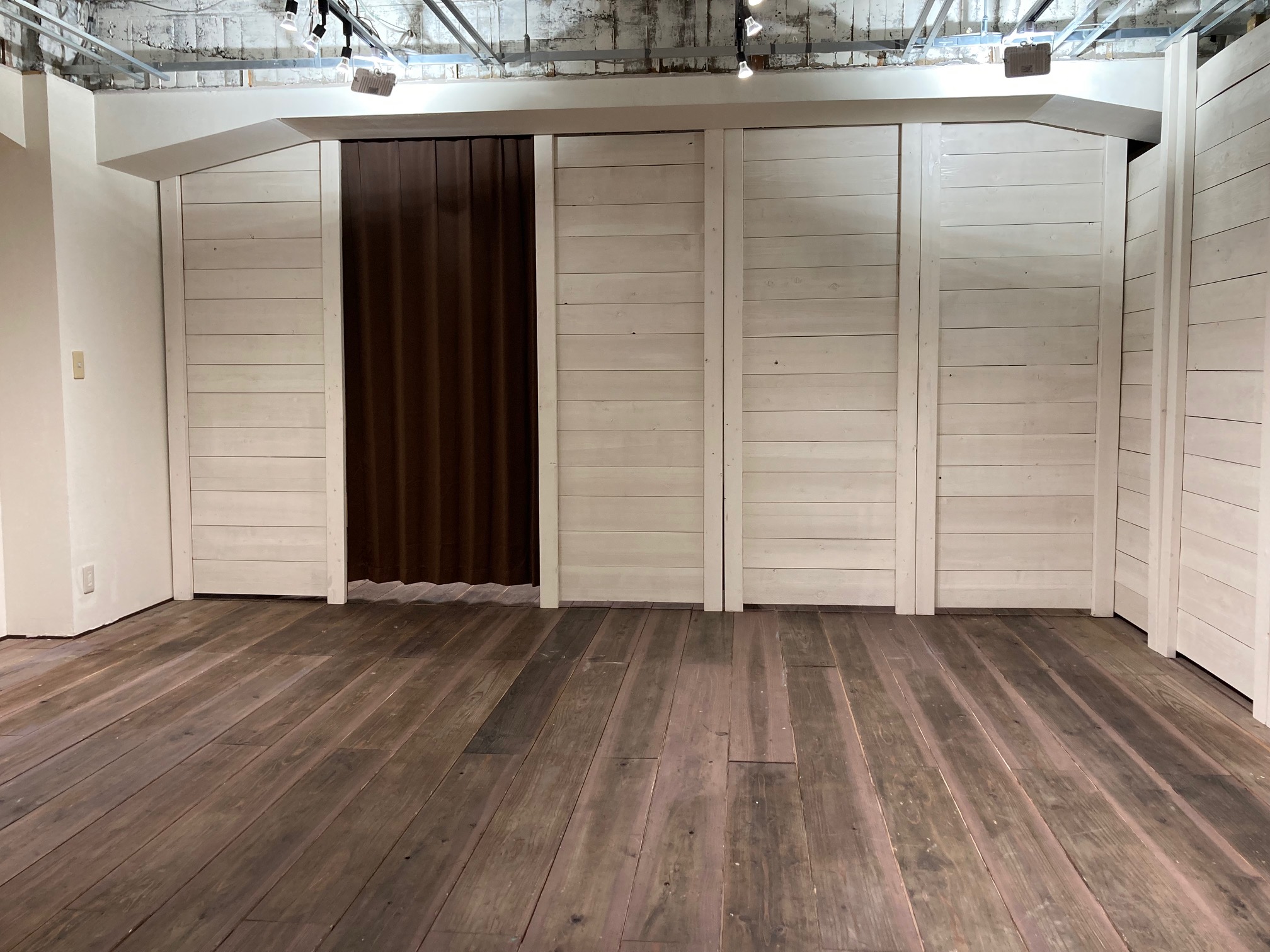 イベント時に奥の部分を控え室として区切ることが可能です。