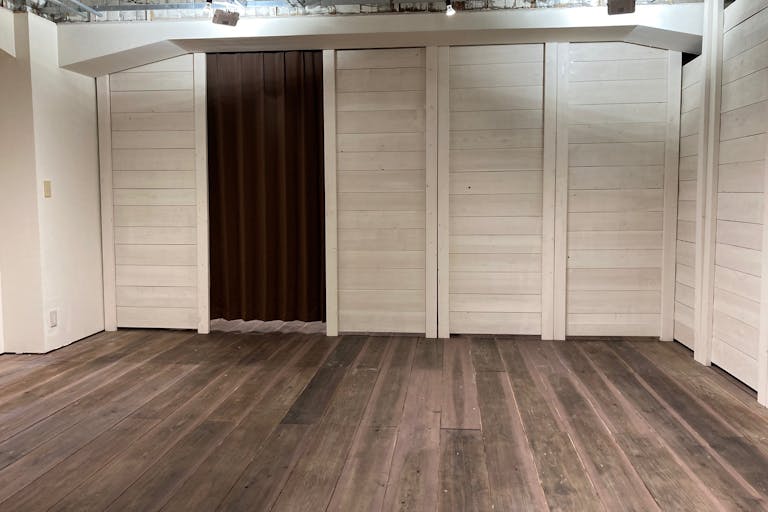 イベント時に奥の部分を控え室として区切ることが可能です。