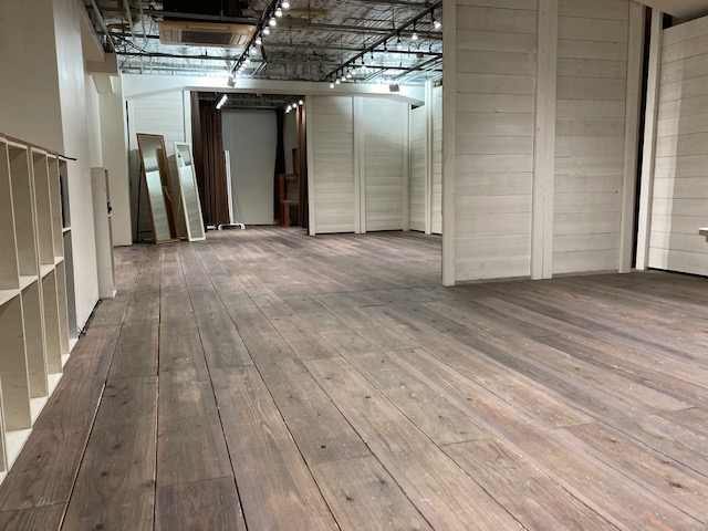 簡易的に３分割にしてグループ展も可能です。