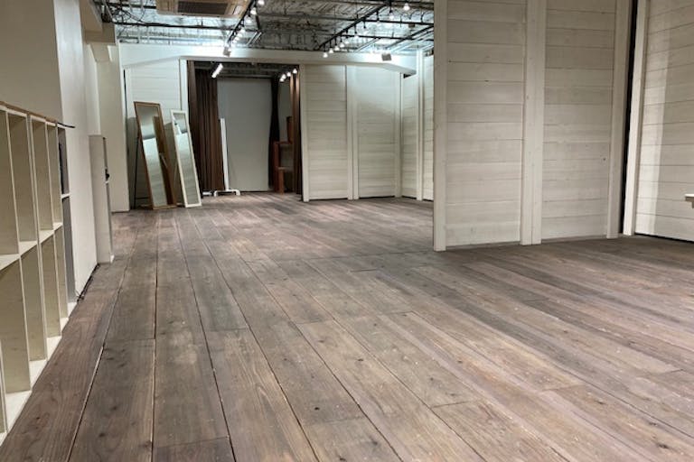 簡易的に3分割にしてグループ展も可能です。