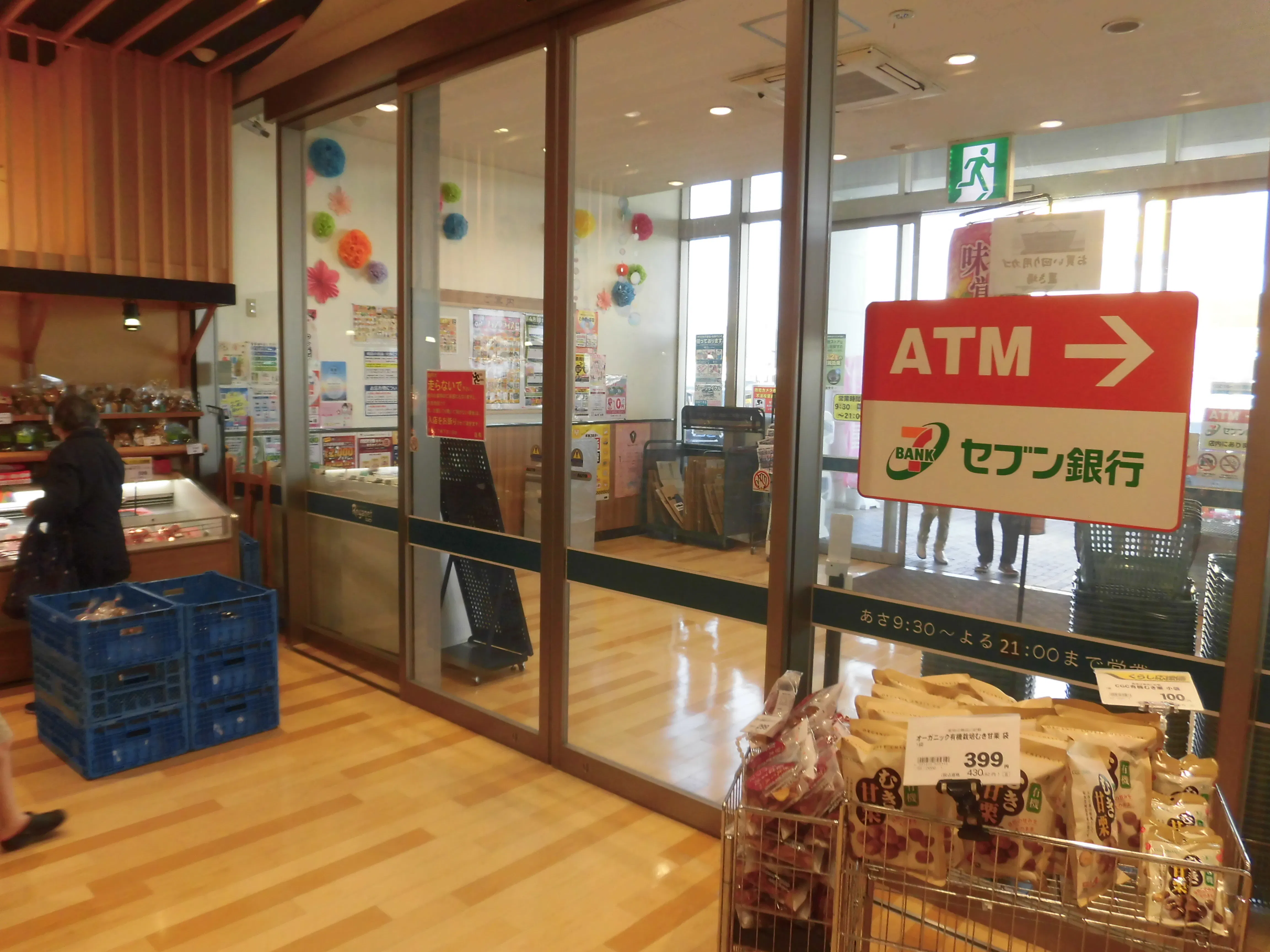 【レガネット福津】正面入り口風除室 販促プロモーションや物販に最適なスーパー店内催事イベントスペース