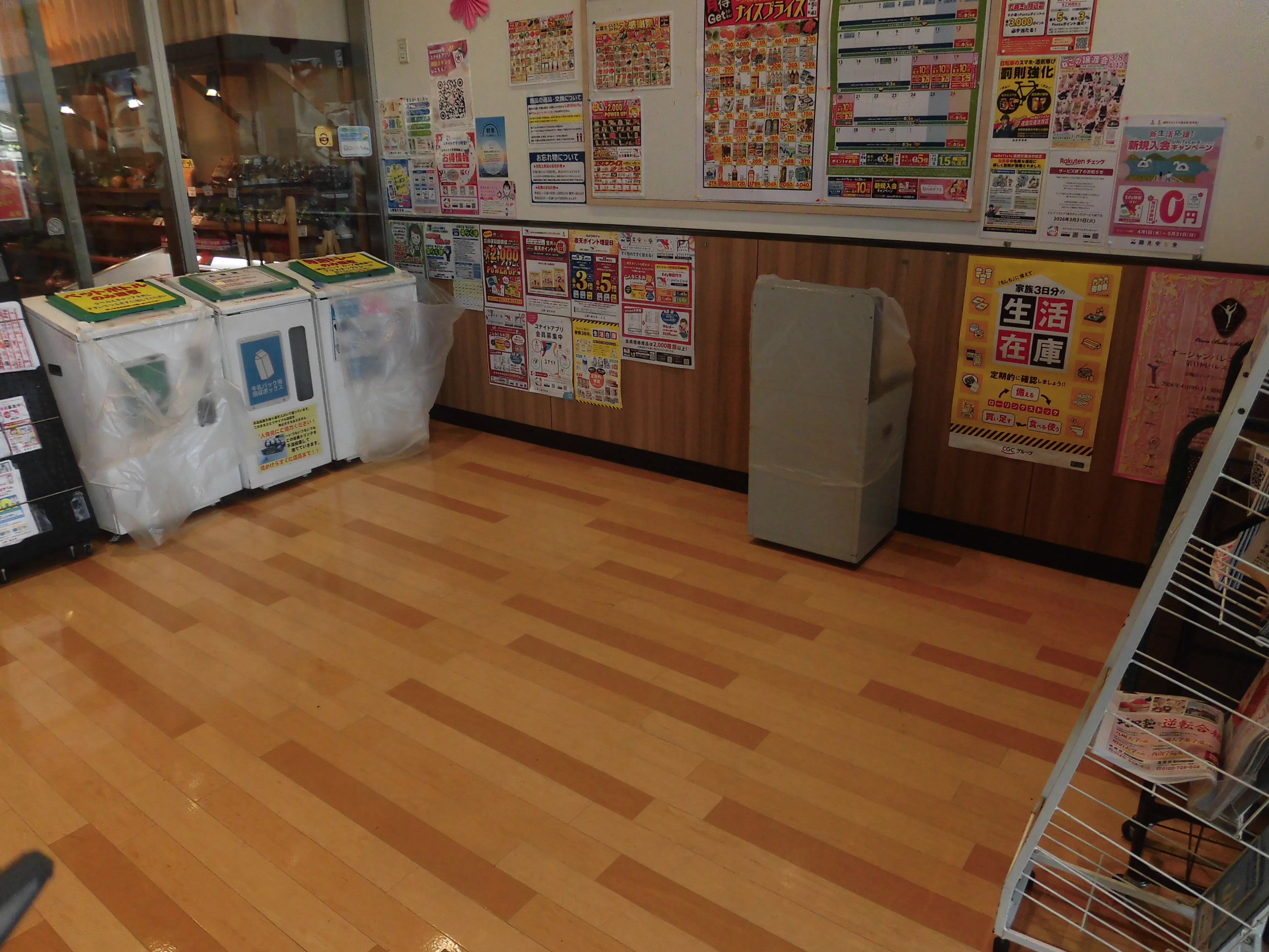 【レガネット福津】正面入り口風除室 販促プロモーションや物販に最適なスーパー店内催事イベントスペース