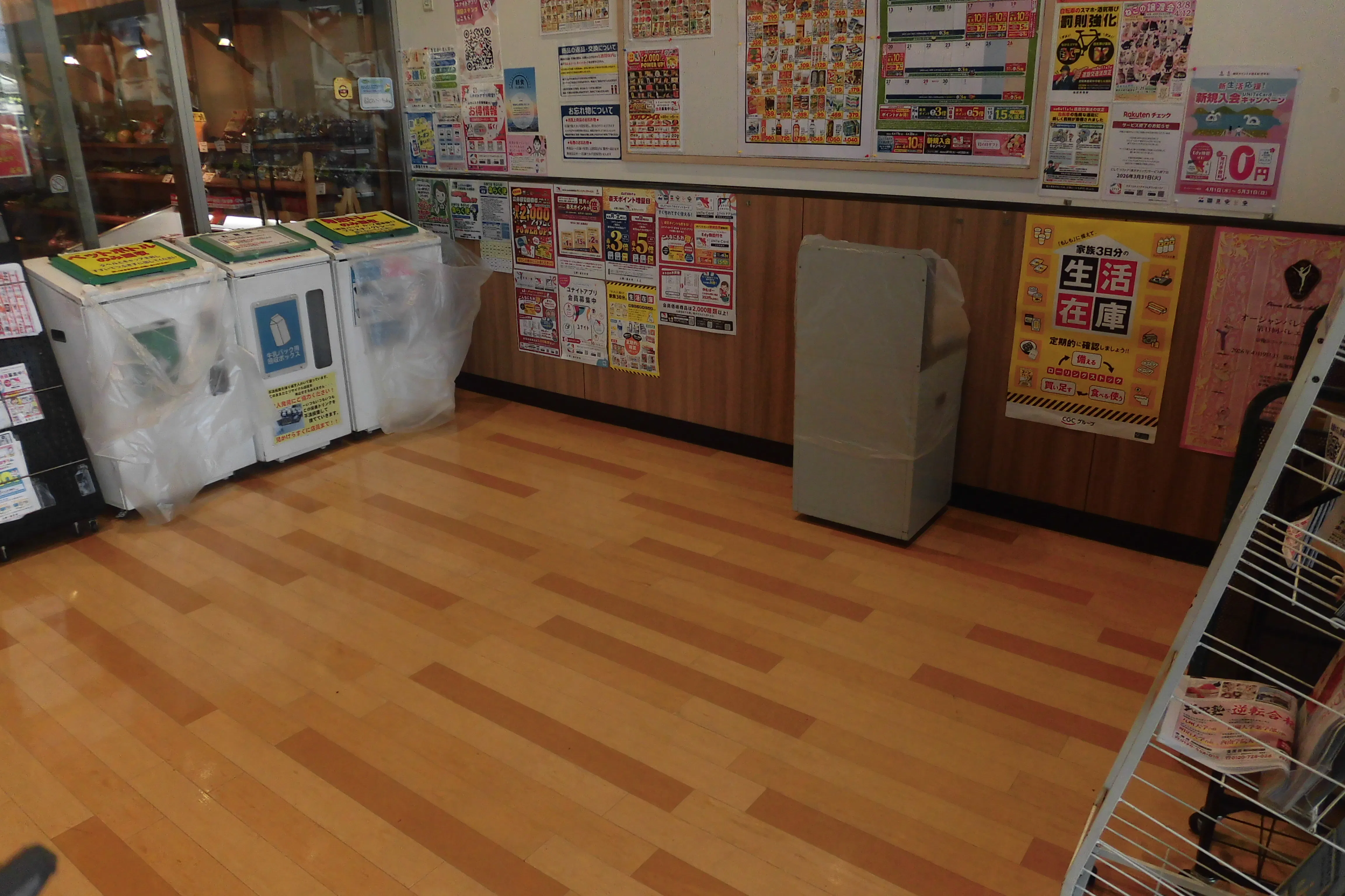 【レガネット福津】正面入り口風除室 販促プロモーションや物販に最適なスーパー店内催事イベントスペース