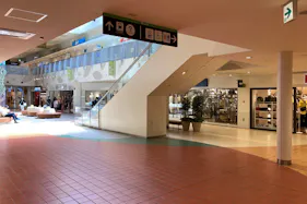【三井アウトレットパーク 幕張】C-SITE 1階 ブリッジ側エスカレーター横