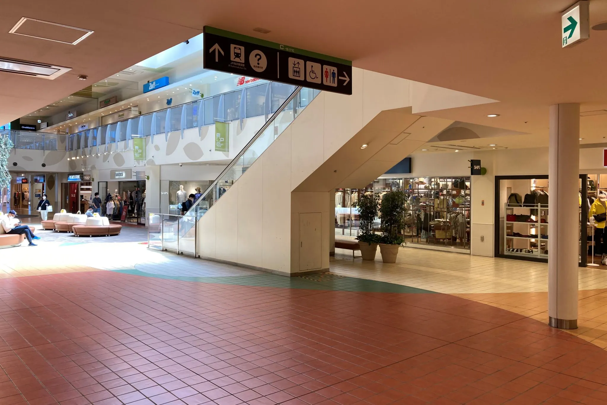 【三井アウトレットパーク 幕張】C-SITE 1階 ブリッジ側エスカレーター横