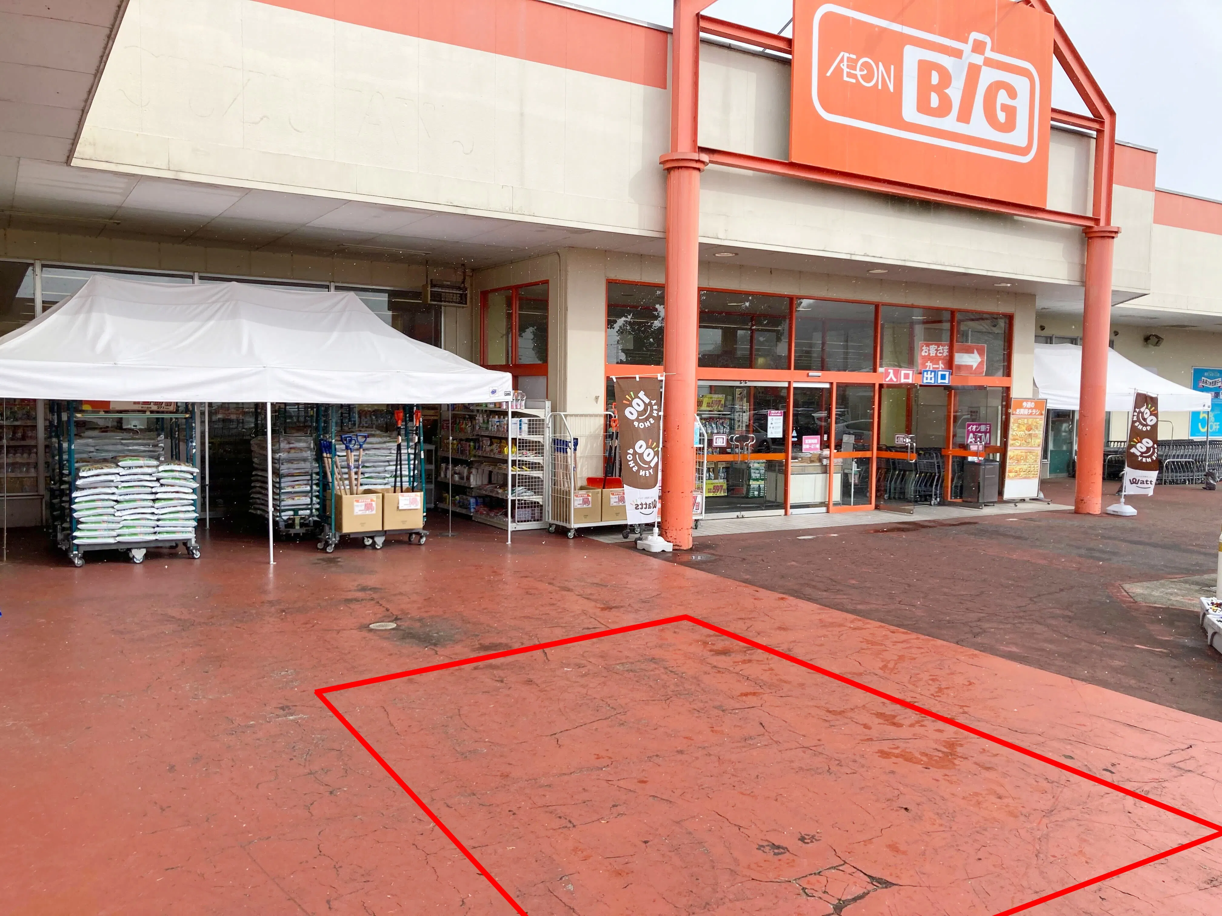 【イオンタウン美濃】キッチンカー等の移動販売に最適な施設出入口付近の屋外スペース