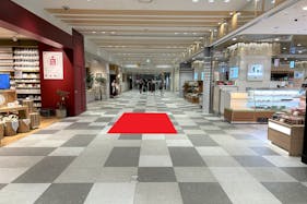 【アミュプラザ鹿児島】B1F 東西通路(西側)/食物販に最適な、グルメ・土産物フロア地下通路中央のポップアップスペース