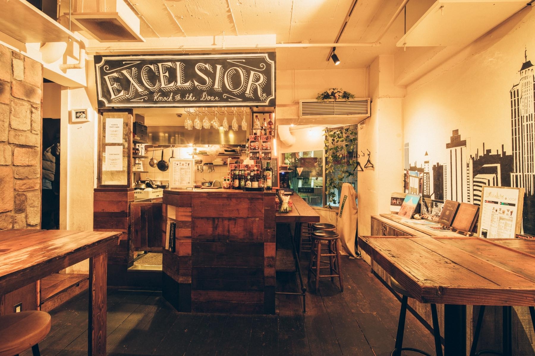 昼夜問わず賑やかに人が集まるブルックリン風カフェの画像8