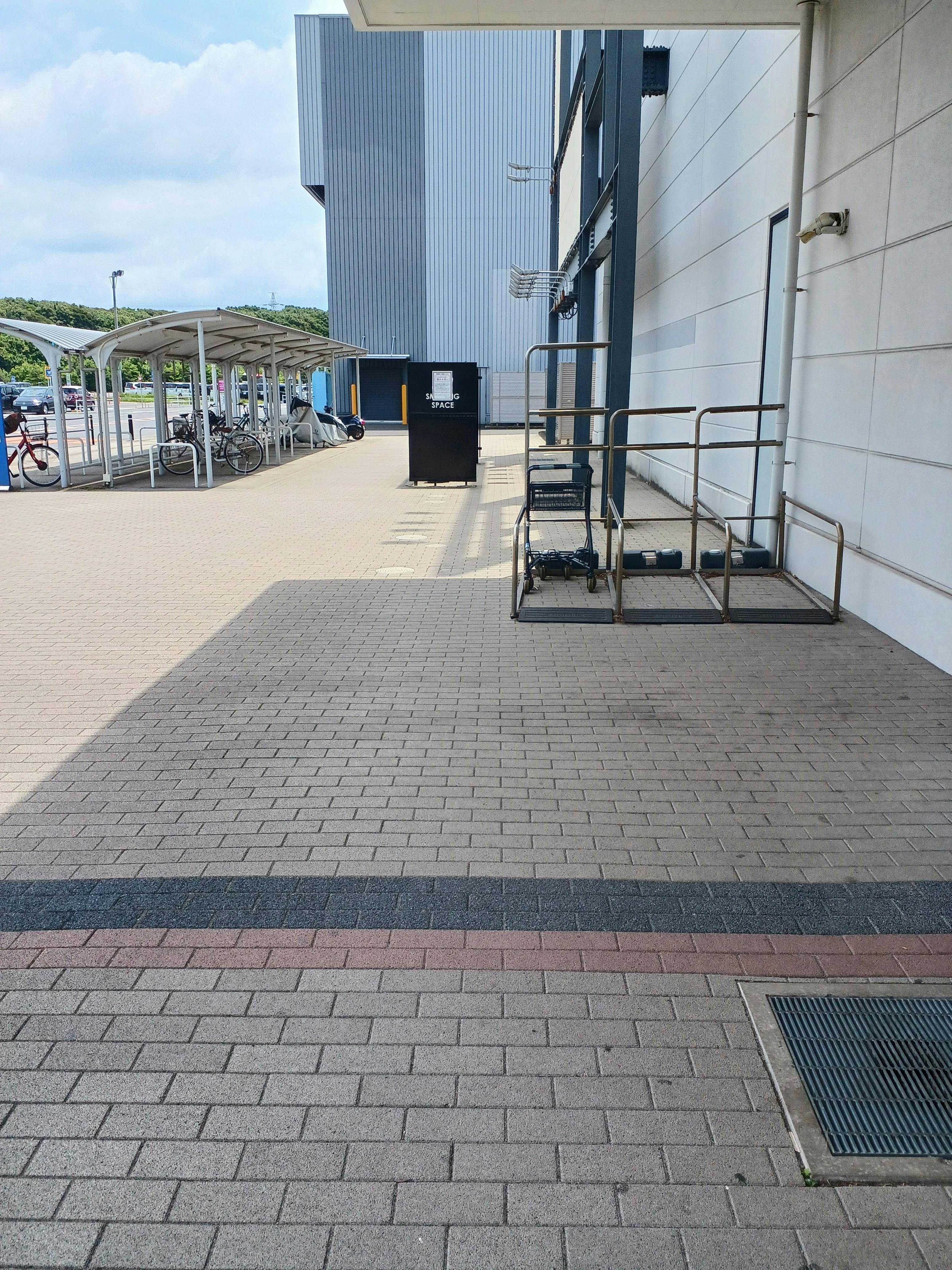 【イオンモール木更津】屋外　喫煙所